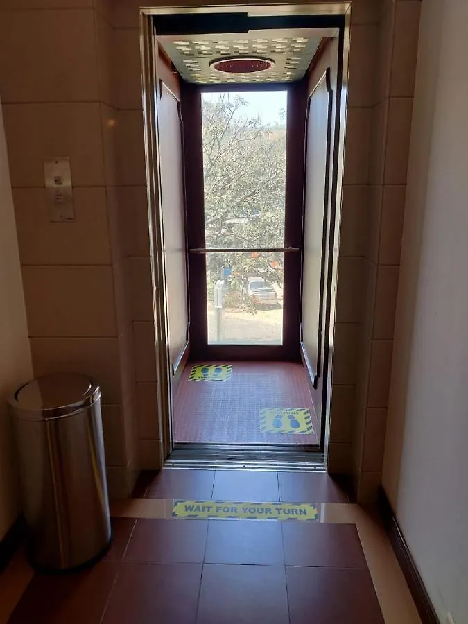 מלון מונאר Issacs Residency