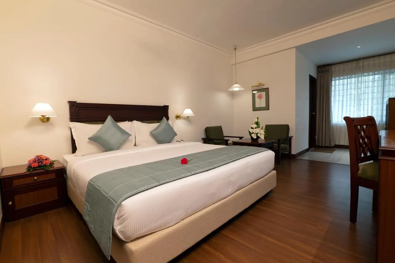 מלון מונאר Issacs Residency