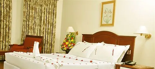 מלון מונאר Issacs Residency 3*,