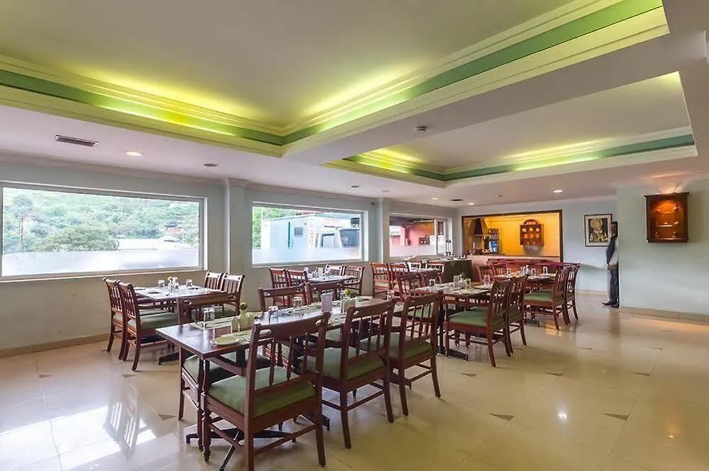 מלון מונאר Issacs Residency